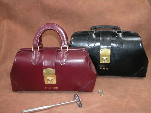  Specialist Boston Bag 16 (Pebble) Black